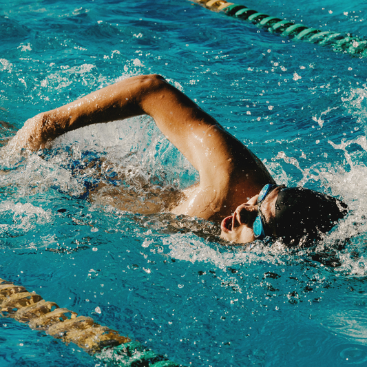 Cómo mejorar en natación después de empezar: Guía intermedia